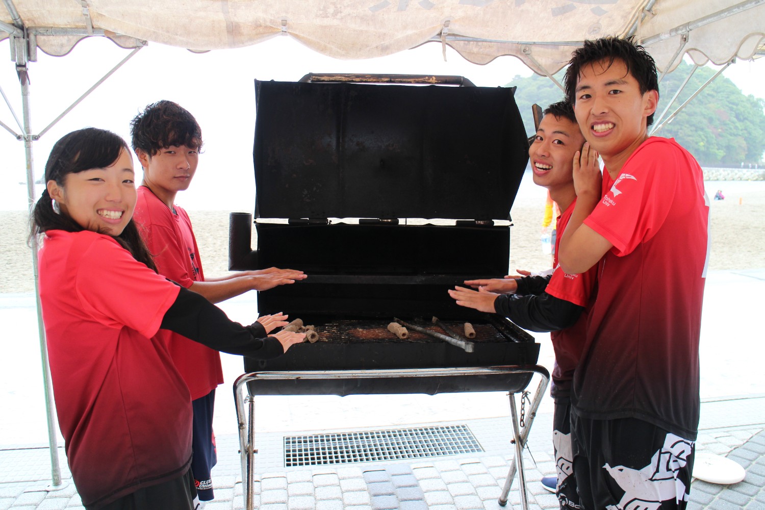 お揃いのユニフォームを着た「東北大学ALBATROSS」のメンバー4人の写真