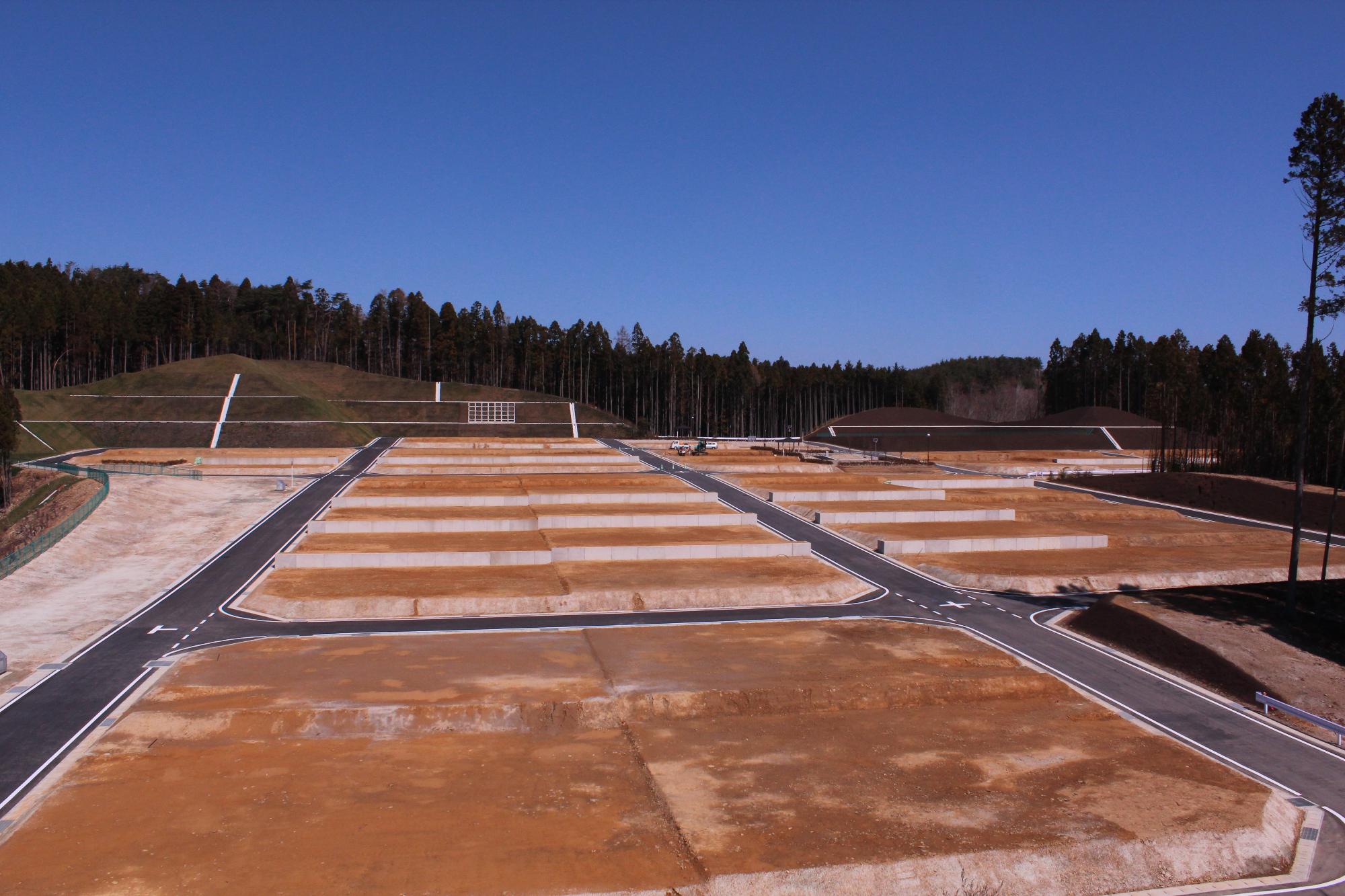 造成地の最終形で、舗装された道路と整った土地区画が整然と並ぶ高台の写真