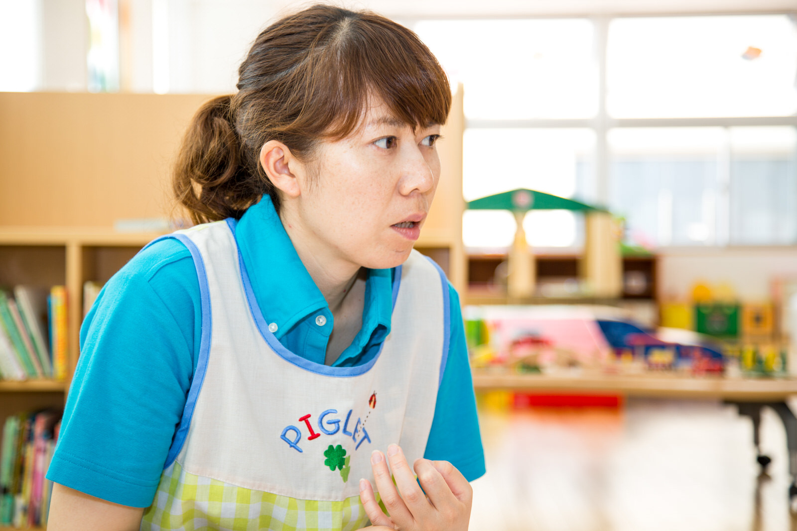 エプロンを着た高橋さんが真剣な表情で話をしている写真