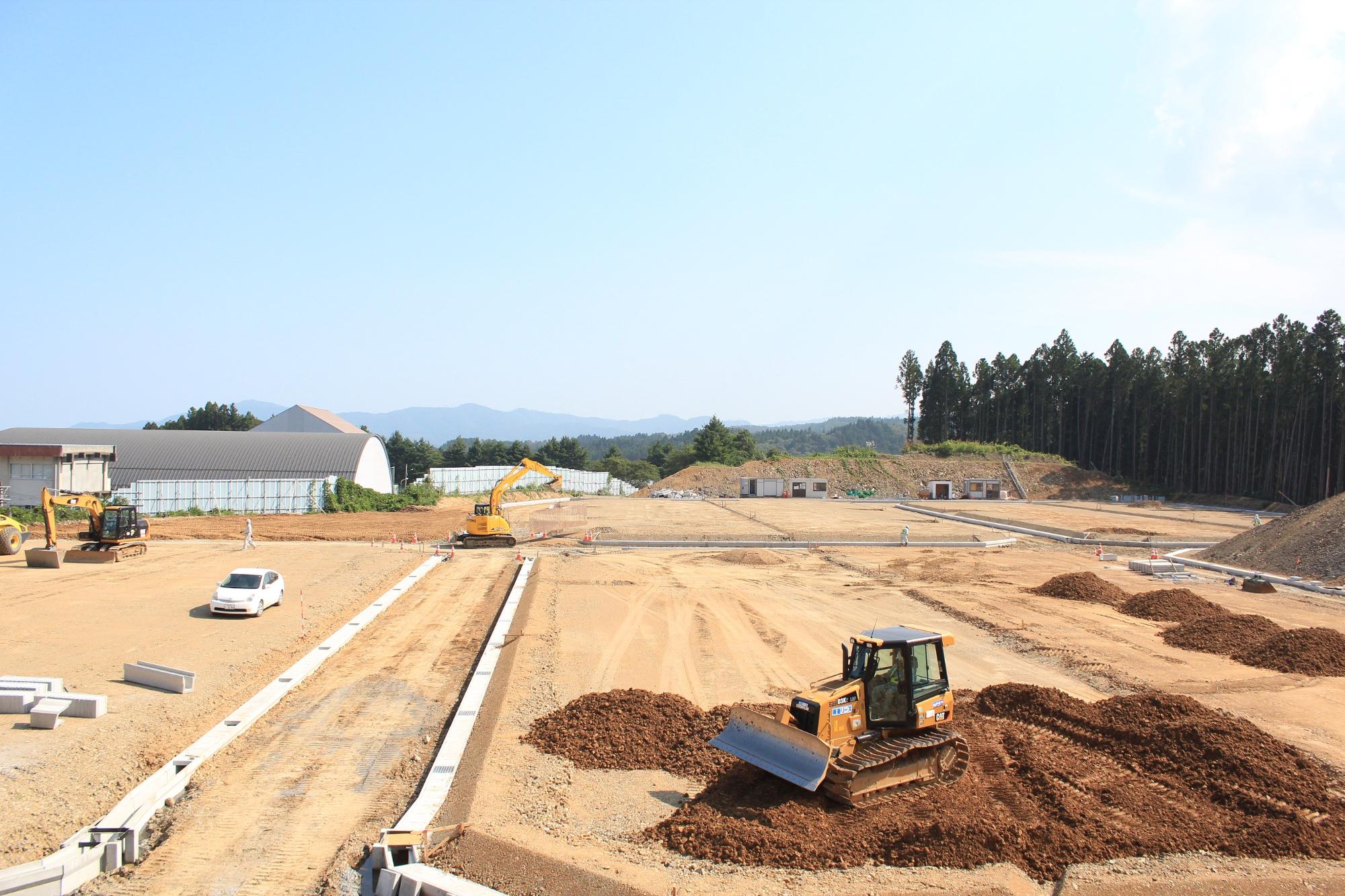 地面が平らになりコンクリート側溝の設置が明確に見える造成の様子の写真