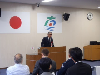 二シム・ベンシトリット駐日大使が演題でスピーチをしている様子を写した写真