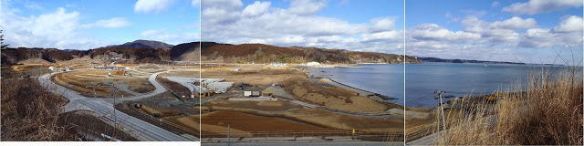 高台から見渡した湾岸沿いの広い造成地を3枚の写真で繋いだパノラマ風の写真