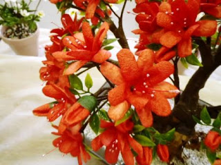 赤いツツジのシルクフラワーの花のアップ写真