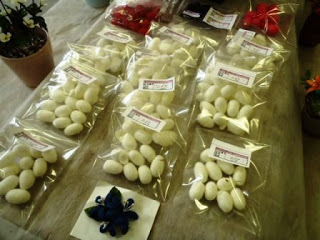 白い繭玉が、ラベルが貼られた透明な袋に10個前後ずつ小分けされて並べられている写真