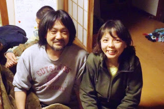 和室の一角で笑顔で座っている代表の打越さんと前代表の内海さんをアップで撮影した写真