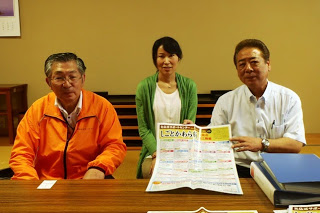 相談員の及川さんと緑色のカーディガンの女性、白いワイシャツの男性の3名の相談員が写した写真