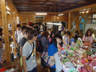 Yes工房内を九州から来た大学生の団体の皆さんが訪れ、地元産品を見て回っている様子の写真