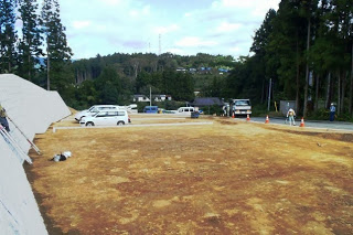 茶色い土で平らに整地された土地が広がっており、完成間近の宅地を写した造成済みの写真