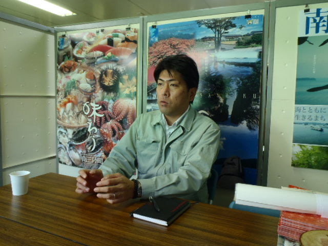 佐藤さんが真剣な表情で話しをしている様子を写した写真