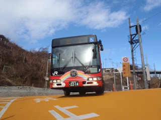 専用道を大型バスが走っている写真