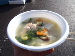 白い器に、鮭の切り身とキャベツやにんじんなどの野菜入った塩麹鍋が盛り付けられた写真