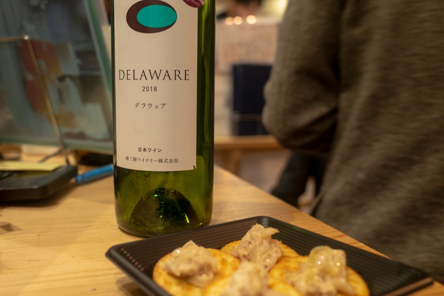 テーブルに南三陸ワインの瓶とおつまみ「ピンチョス」が並んだ写真