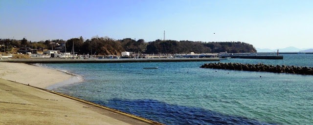 砂浜は綺麗に整備され、海は透き通るような青く人の姿はなく、穏やかで静かな海の風景の写真