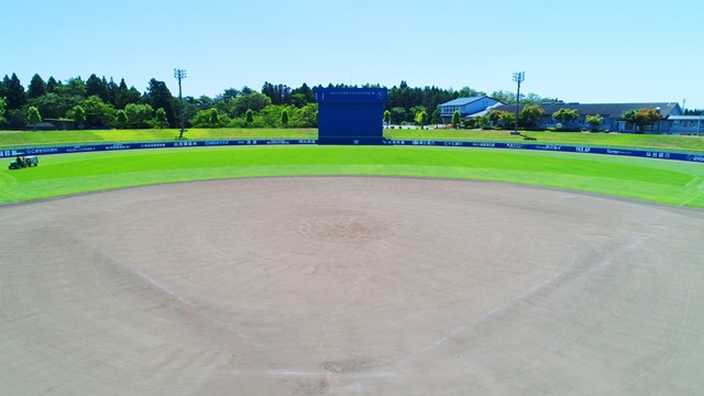 整備された天然芝と周囲を囲むスタンドがあり、夜間照明も設定されている『平成の森球場』の全景写真