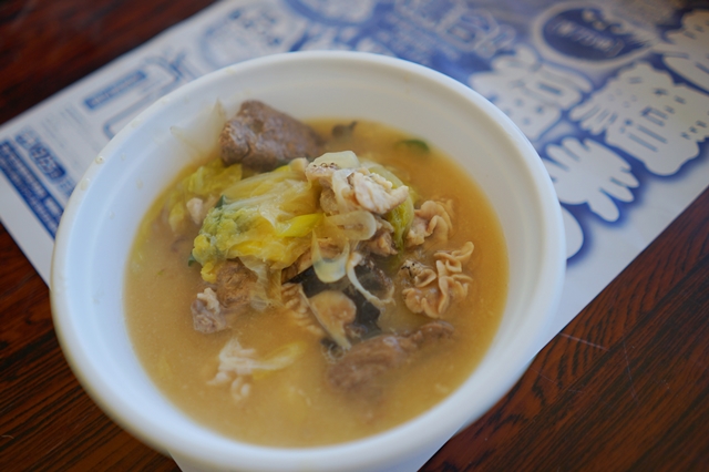 白い器に入った味噌ベースの鱈の鍋汁が写された温かい料理の写真