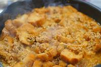 油麩を使ったオリジナル麻婆丼の具をフライパンで調理している写真