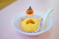 ハロウィンのかぼちゃピックが刺さった可愛らしいお菓子が白い器に盛られている写真
