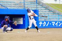 白いユニフォームのバッターがピッチャーのボールをフルスイングしている写真