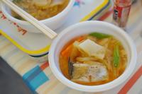 白い器に魚や野菜がたっぷり入った鱈鍋が盛られている写真