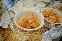 人参、もやし、キャベツなどたくさんの野菜と一緒に調理されたサケのちゃんちゃん焼きをアップで写した写真