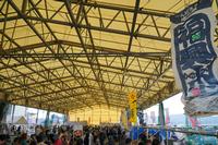 「福興市」と書かれたのぼり旗が掲げら、大勢のお客さんでにぎわっている福興市会場全体を写した写真