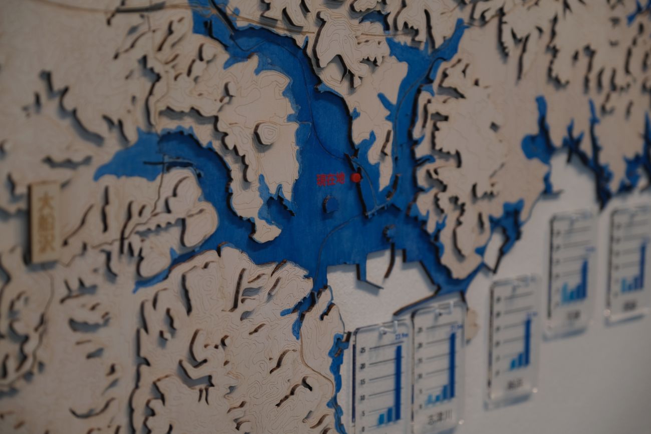 海と山が複雑に入り組んだ三陸沿岸の地形を立体的に再現した模型で、津波の被害範囲や地域の地形特性がわかる展示の一部を写している写真