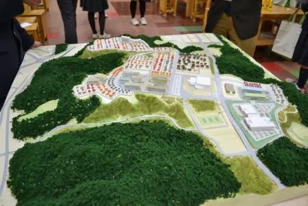 完成した模型に森林や建物が配置され、街の全体像が立体的に表現されているまちづくり模型の写真
