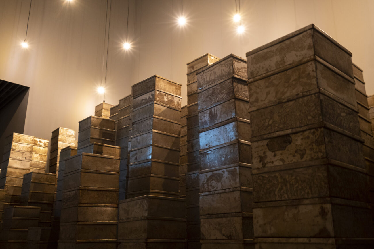 錆びたような金属箱が何列にも積まれておりいる写真