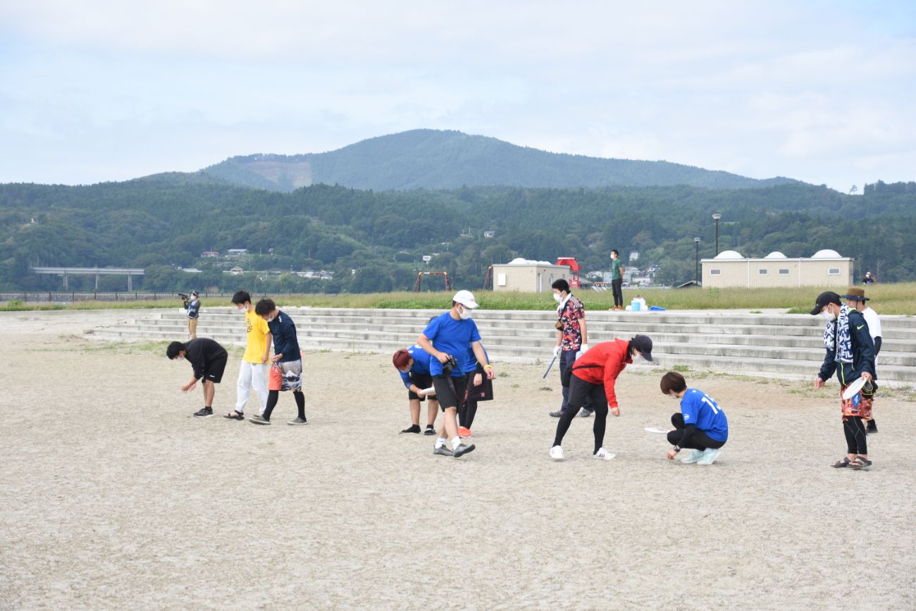 参加者がマスクを着けながらごみ拾いや清掃活動をしている様子の写真