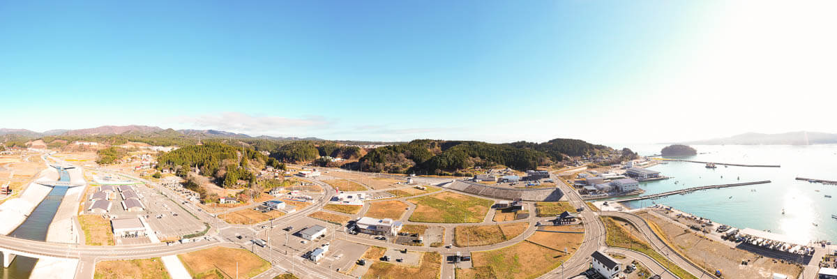 川とコンクリート護岸がはっきり見え整然と区画整理された道路や広場が広がっており、新しい町づくりが進められたことを示している写真
