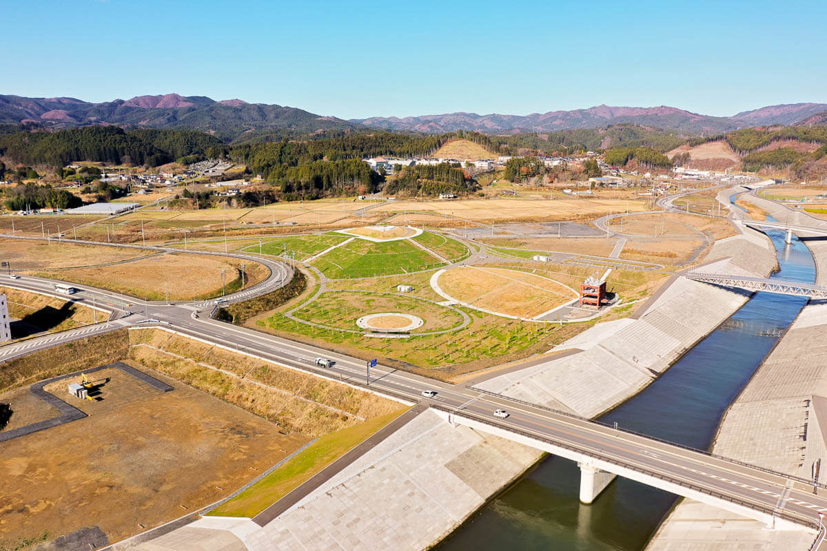 緑地と複数の円形スペースが特徴的で、道路が円を囲むように設計されている写真