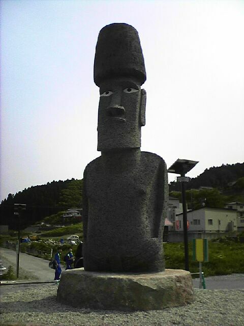 石造りの大きなモアイ像が立っている写真