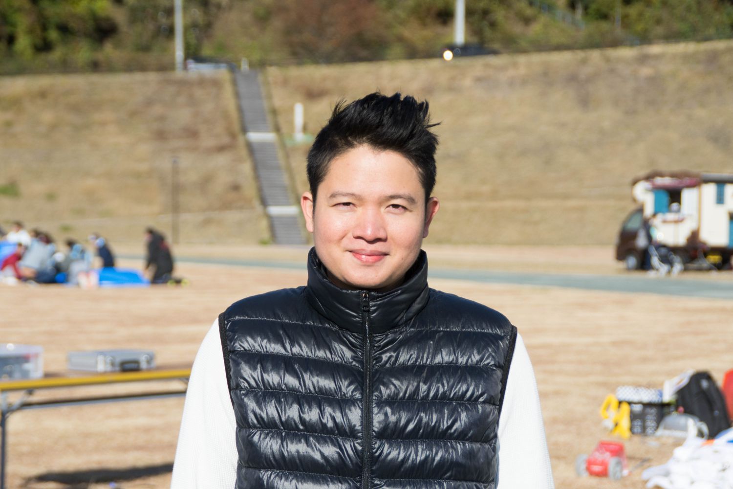 黒色のダウンジャケットを着たフィン・コン・ヴォンさんをアップで撮影した写真