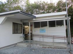 白い外壁の平屋建ての建物で、入口にはスロープと手すりが設置され、バリアフリー対応がされている歌津地区放課後児童クラブの写真