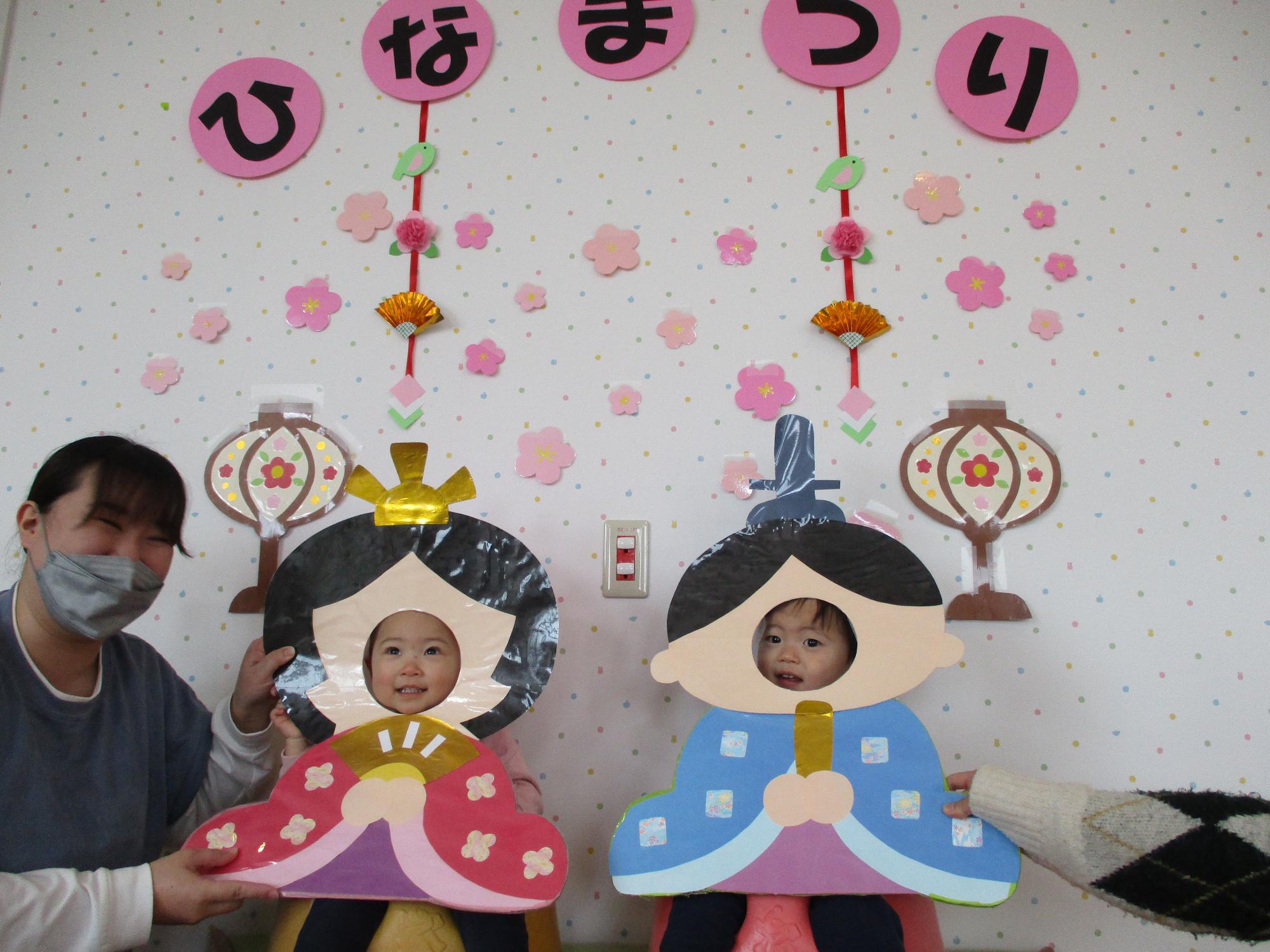 昨年のひな祭り　お雛様とお内裏様の顔出しパネルからこんにちは