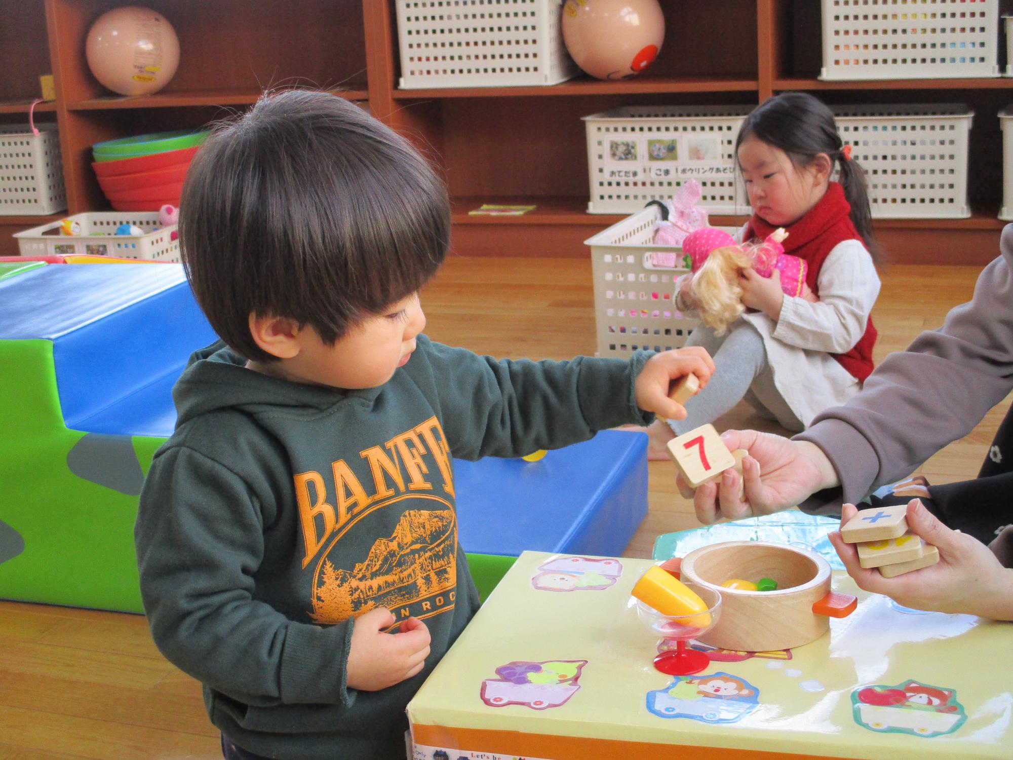 ごっこ遊びに夢中