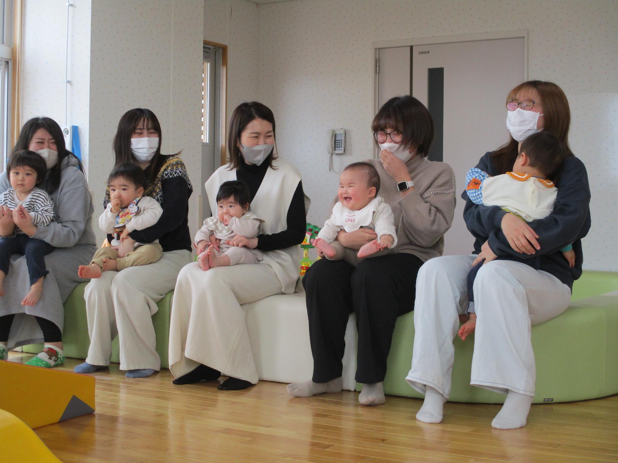 読み聞かせで爆笑する0歳さん