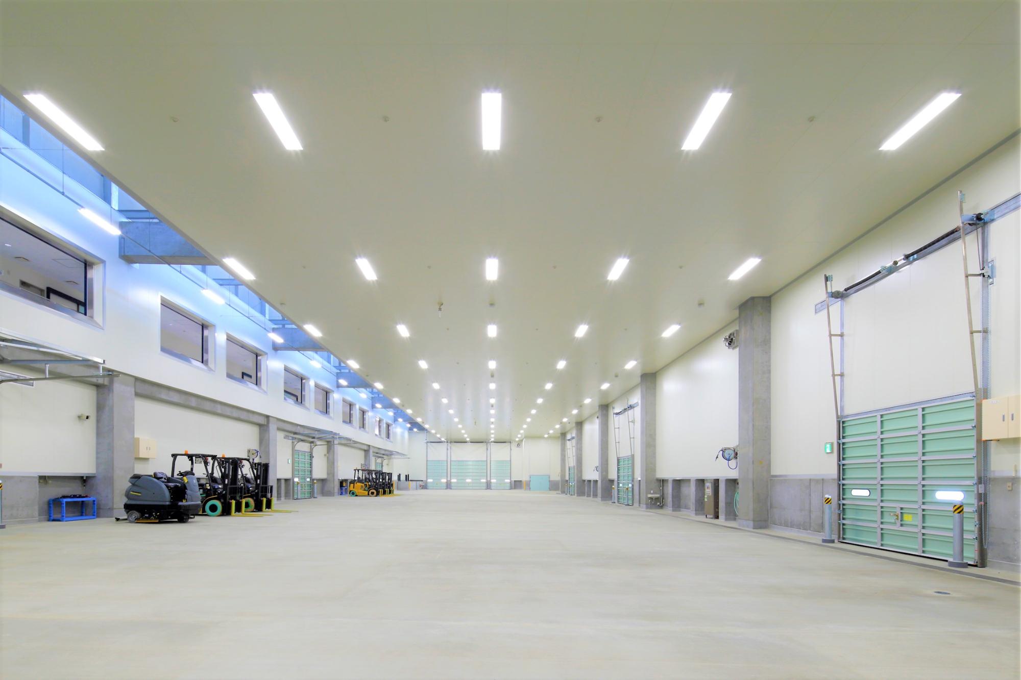 全体的に白で統一感がありすべての照明が灯り明るい場内の写真