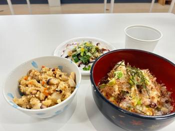 白いテーブルに盛り付けられたタコを使った3品目の料理の写真