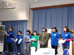 発表用の紙を持って一列に並んでいる子どもたちの写真