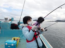 船の上で釣りをしている子どもの写真