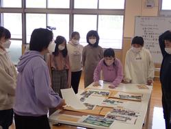 写真や資料を囲んで話し合っている子どもたちの写真