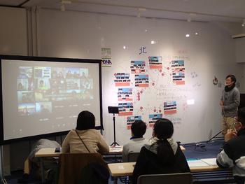 オンラインで繋いだ人達が映し出されたスクリーンを見ている子どもたちの写真