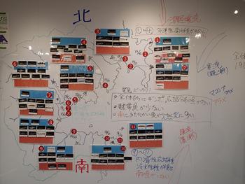 ホワイトボードに書かれた地図の上に魚の一覧やメモが貼られている写真