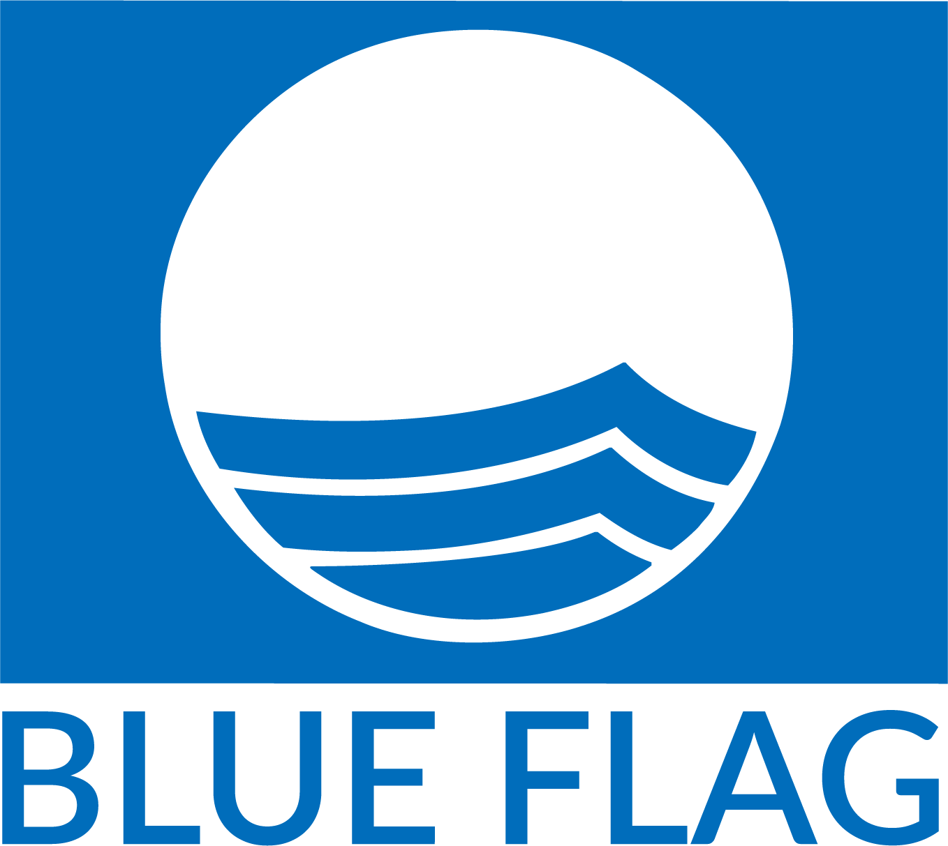 青い背景に、波のデザインが描かれた白い丸があり、その下に白い背景に青い文字で「BLUE FLAG」と書かれたBLUE FLAGのロゴ