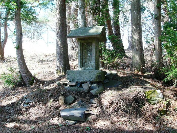 金華山の石祠（入谷童子山頂）