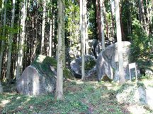 神行堂山麓の巨石（入谷山の神平）