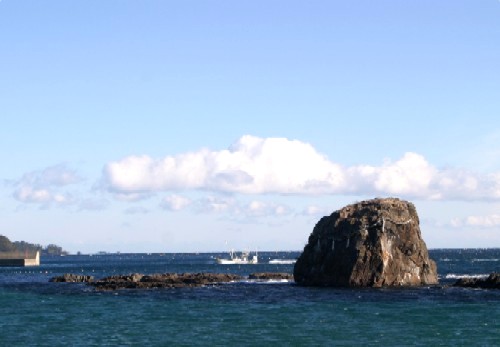 通称「出ベソ島」